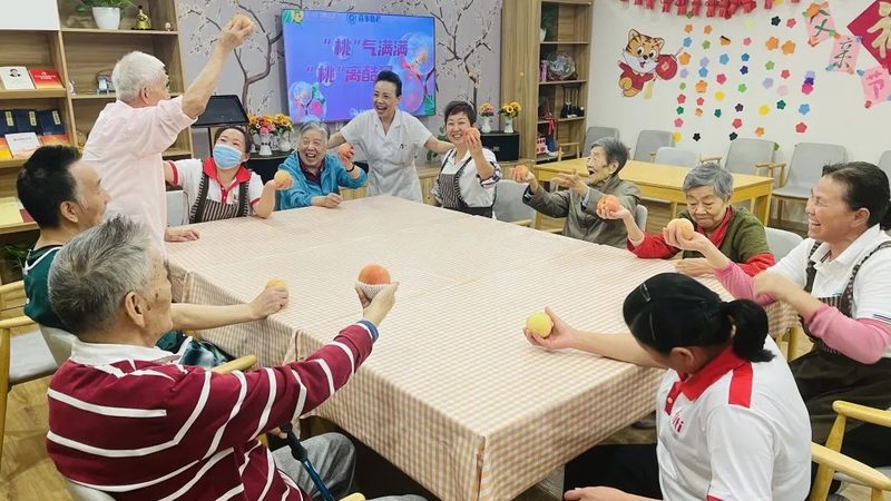 老人智能护理机器人：优势与挑战并存